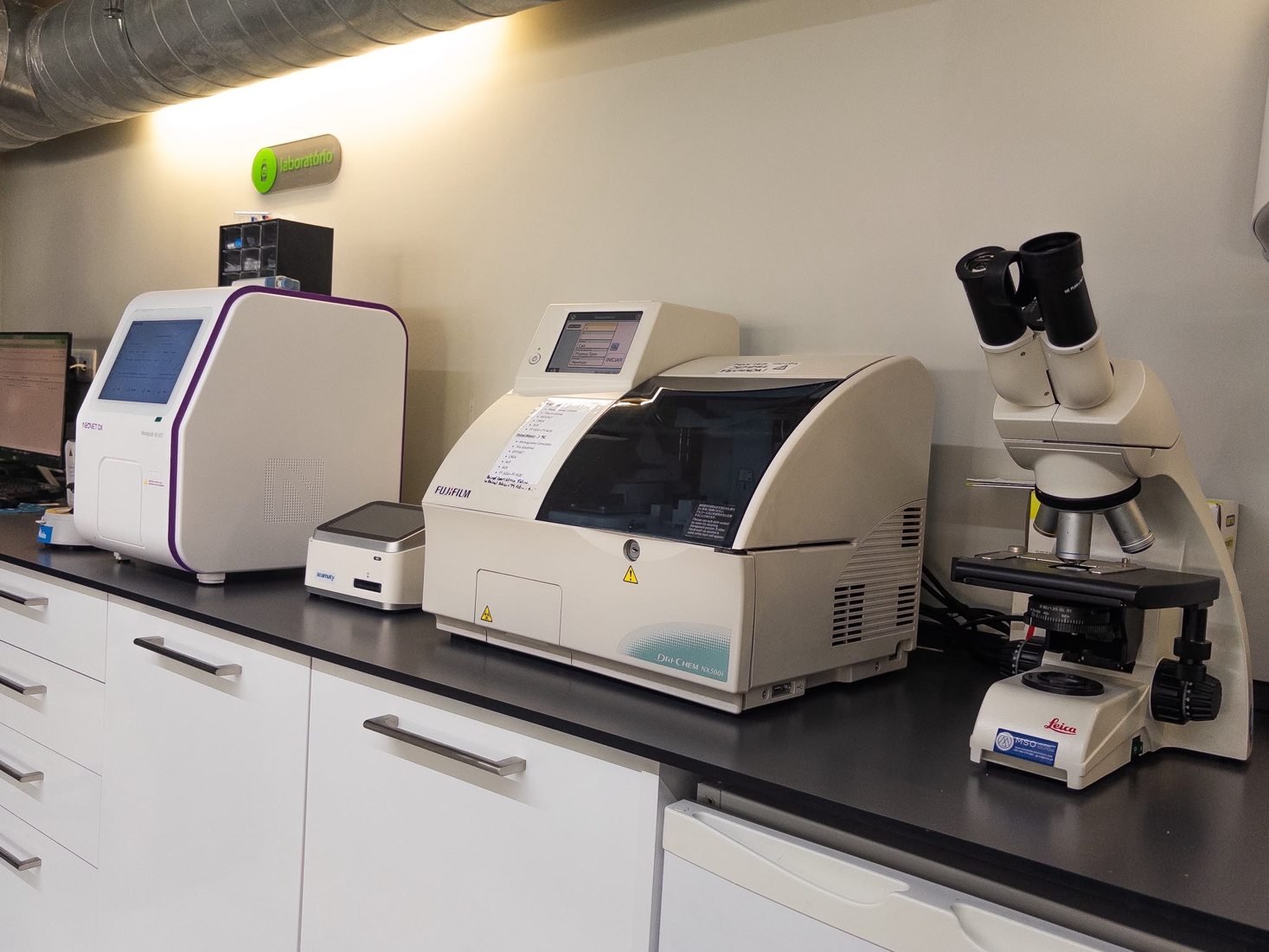 Laboratório de diagnóstico da VallisVet com equipamentos e microscópio